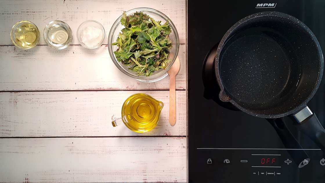 Durch Umfüllen und Bain-Marie gewonnenes Brennnesselöl, foto 1