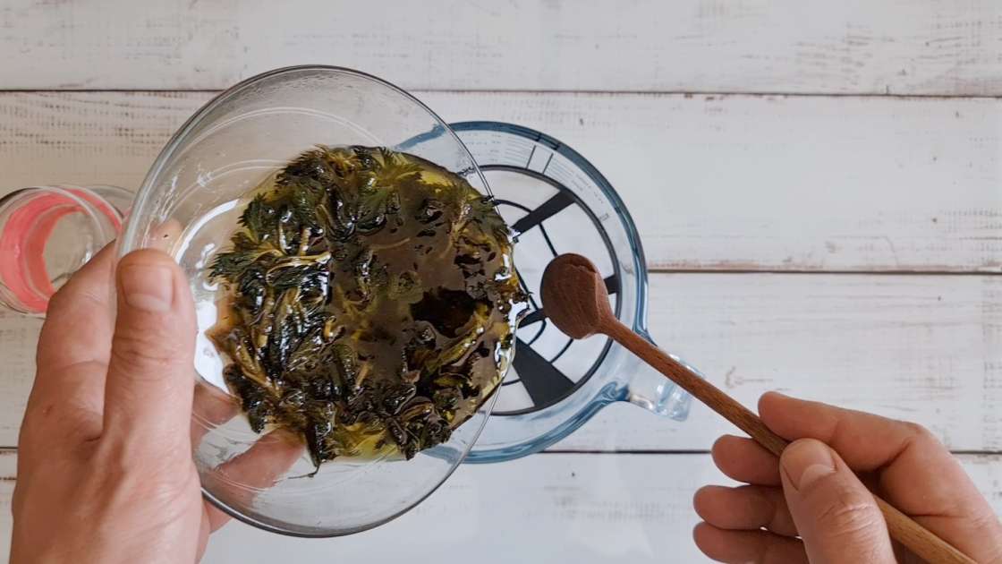 Durch Umfüllen und Bain-Marie gewonnenes Brennnesselöl, foto 12