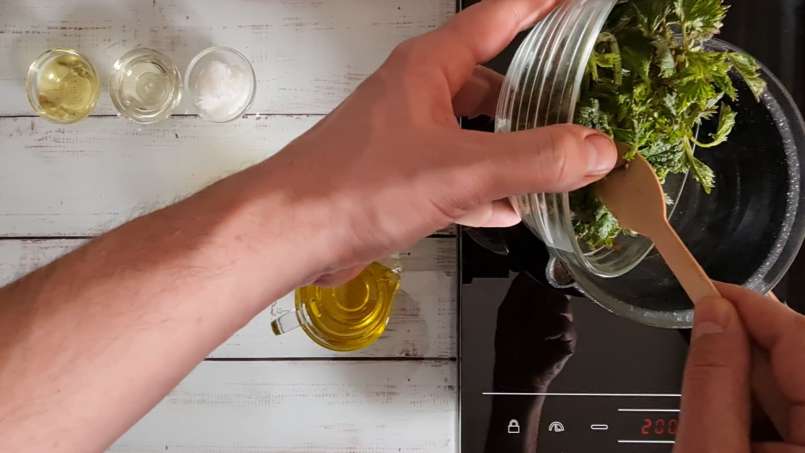 Durch Umfüllen und Bain-Marie gewonnenes Brennnesselöl, foto 2