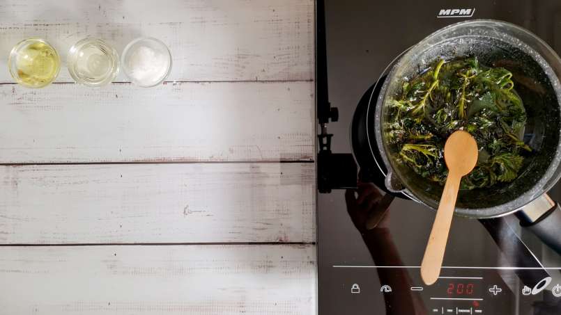 Durch Umfüllen und Bain-Marie gewonnenes Brennnesselöl, foto 4