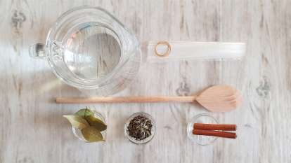 Wasser mit Zimt, Lorbeerblättern und grünem Tee