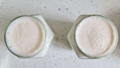 Hausgemachter Joghurt aus fermentierter Milch und saurer Sahne