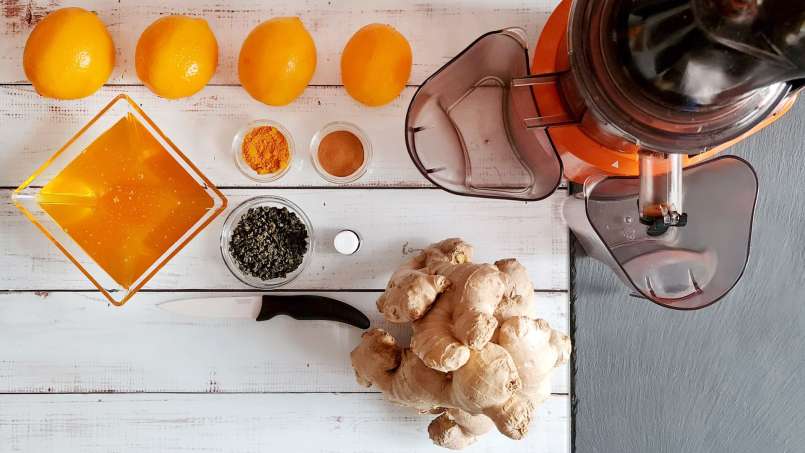 Ingwersaft mit Honig, Zitrone, grünem Tee, Kurkuma, Zimt und Minze, foto 1