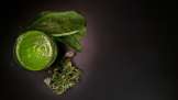 Revitalisierender Smoothie aus Brennnessel, Spinat, Ingwer und Zitrone