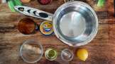 Tee aus Knoblauch und frischem Ingwer